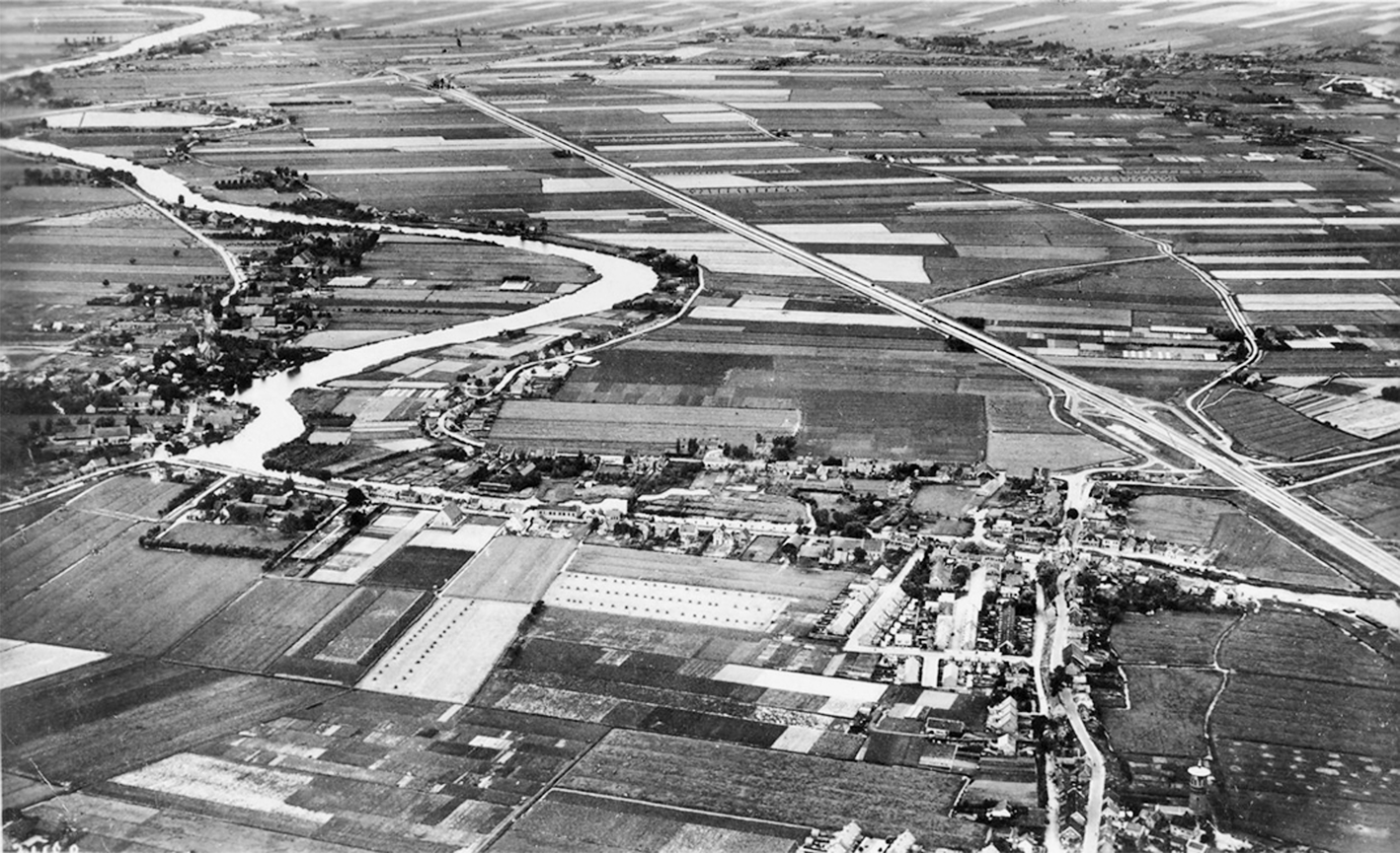 Luchtfoto Waal en Rijksweg 15 - eind jaren '40  - foto uit beeldbank historhia.nl