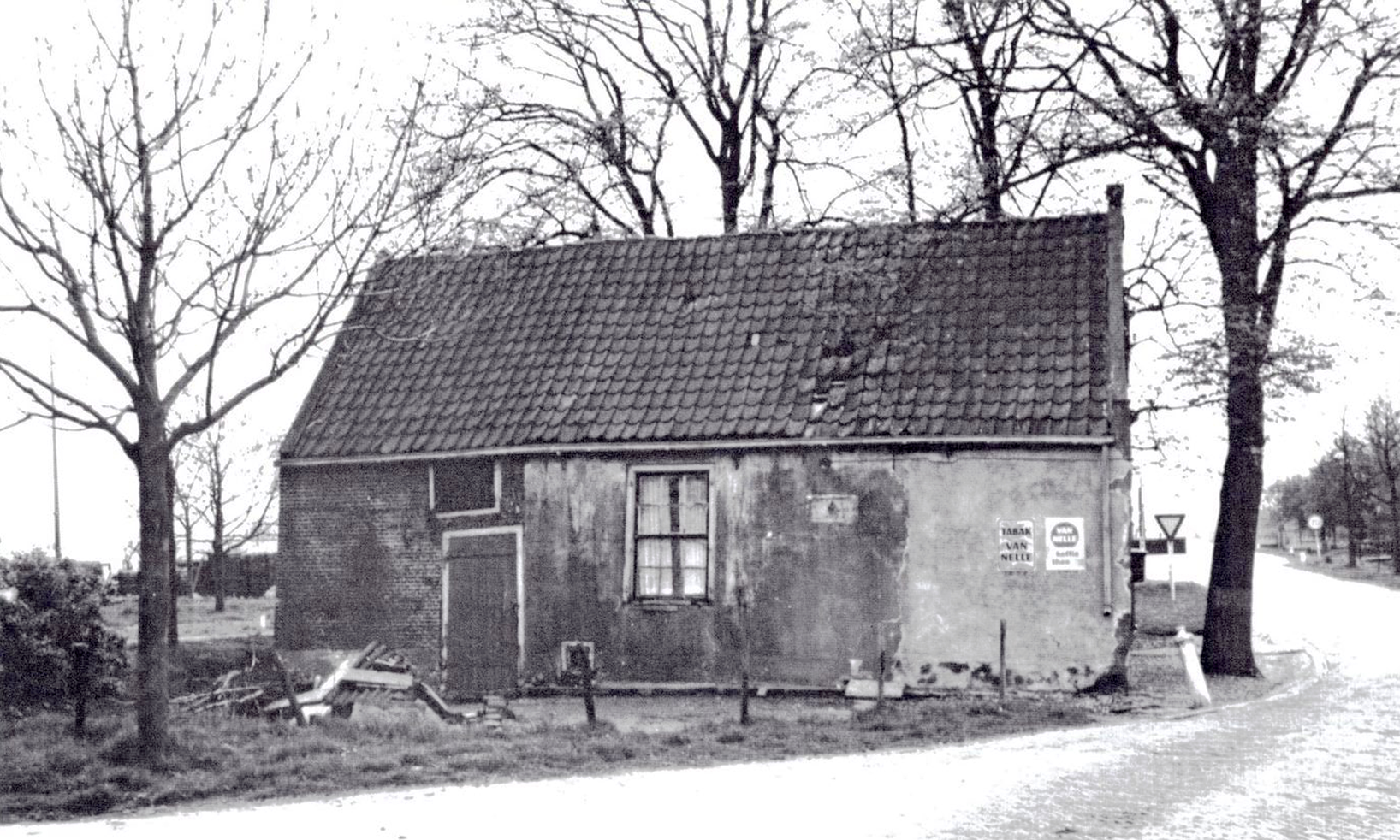 Tolhuis hoek Langeweg (rechts) en Rijksstraatweg (links) na 1936. Volgens oude plattegronden is het huisje sinds dat jaar omsloten door wegen. Gezien de staat van het huisje kan de foto ook kort voor de sloop genomen zijn. Foto uit beeldbank historhia.nl