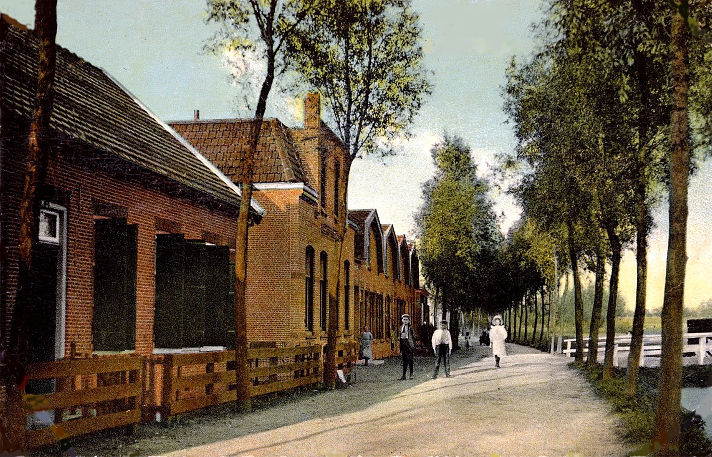 Voormalige Vakteekenschool aan de Kerkstraat op een oude ingekleurde foto, jaar van maken onbekend. - foto uit beeldbank historhia.nl