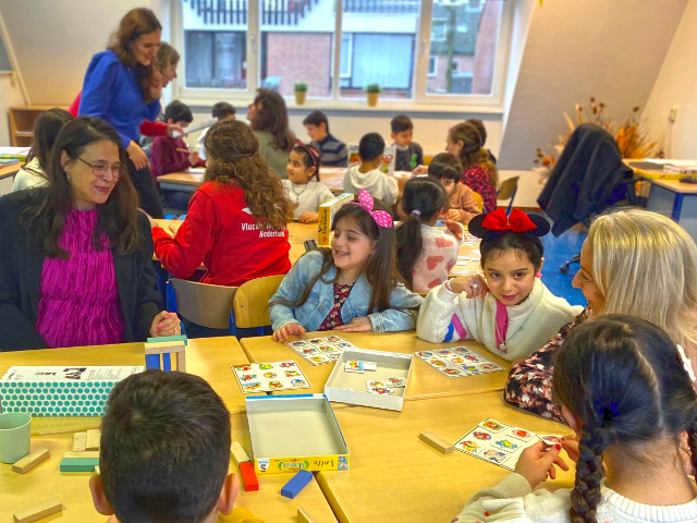 Wethouder Onderwijs Jauharina Oelfke-Ten Seldam (links op de foto) opende vandaag feestelijk de Wereldklassen aan de Bekestein.