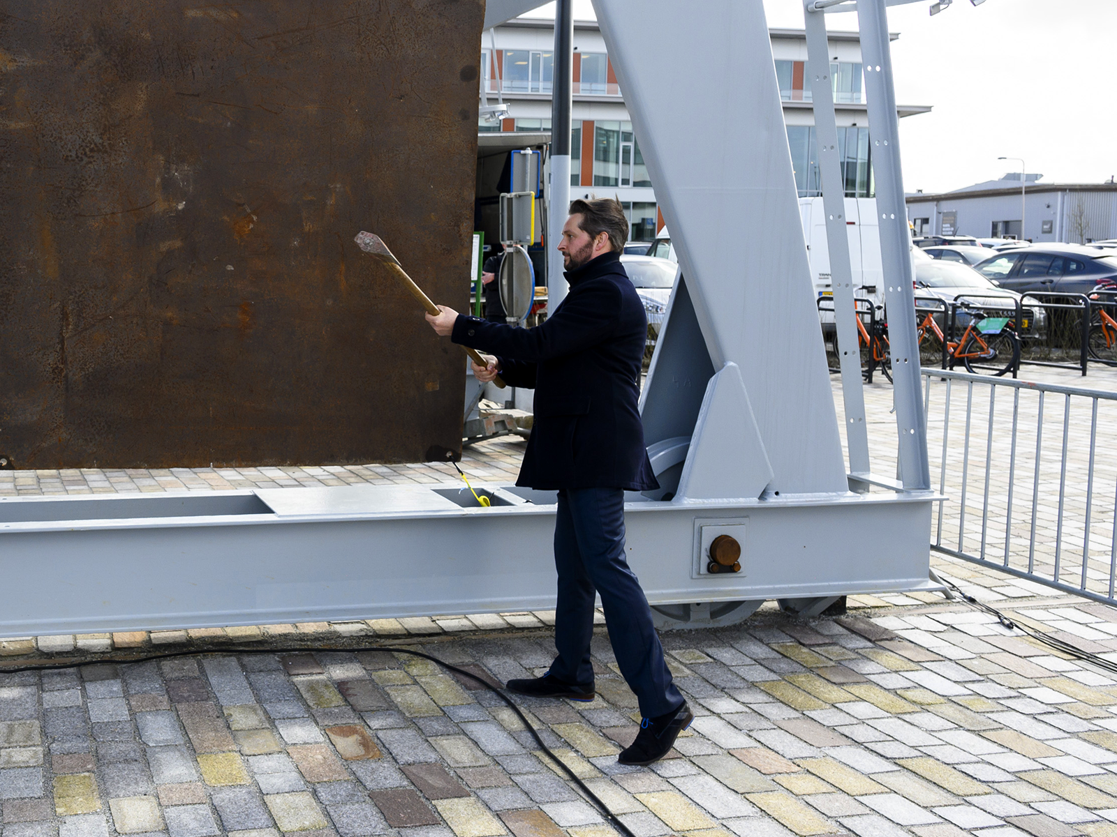 07 Verantwoordelijk wethouder André Flach opent de Noordkade met een mokerslag