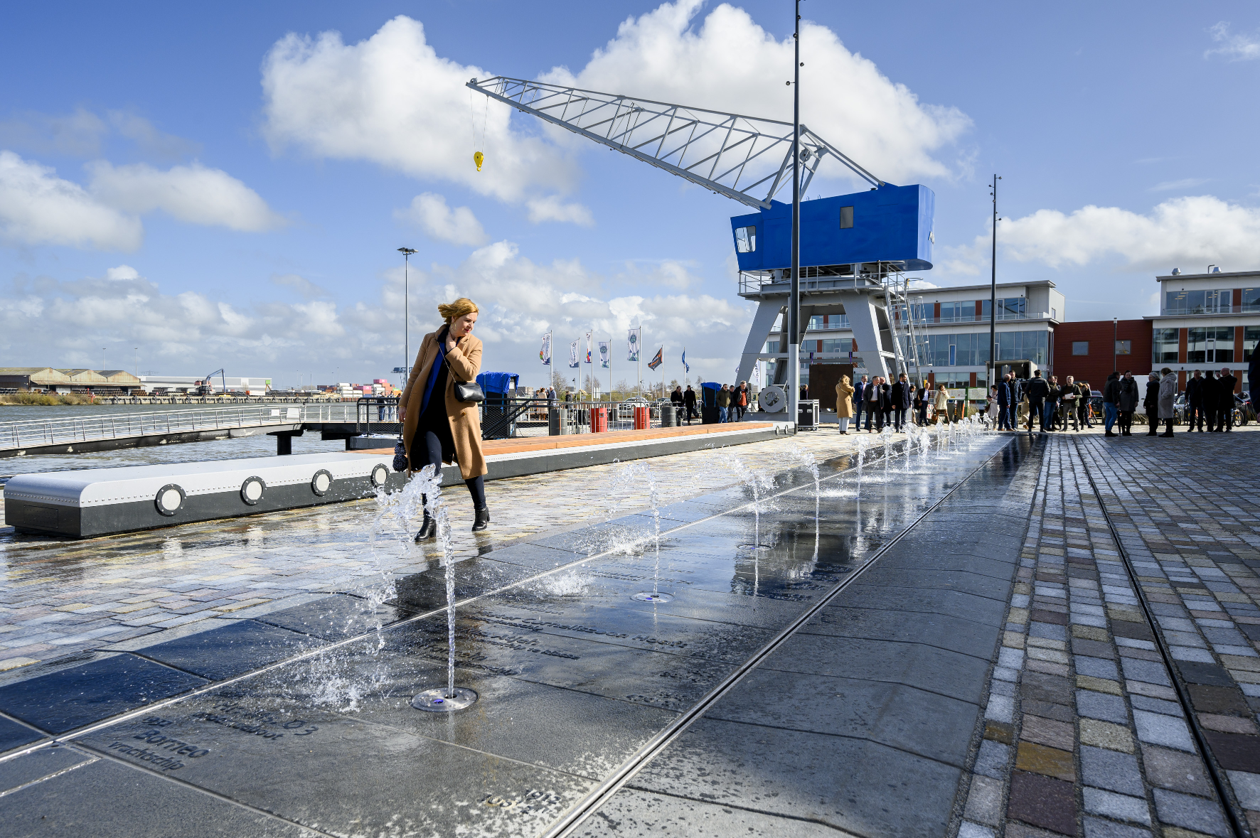 02 Waterkunstwerk  met namen van gesloopte schepen en historische havenkraan aan de Noord